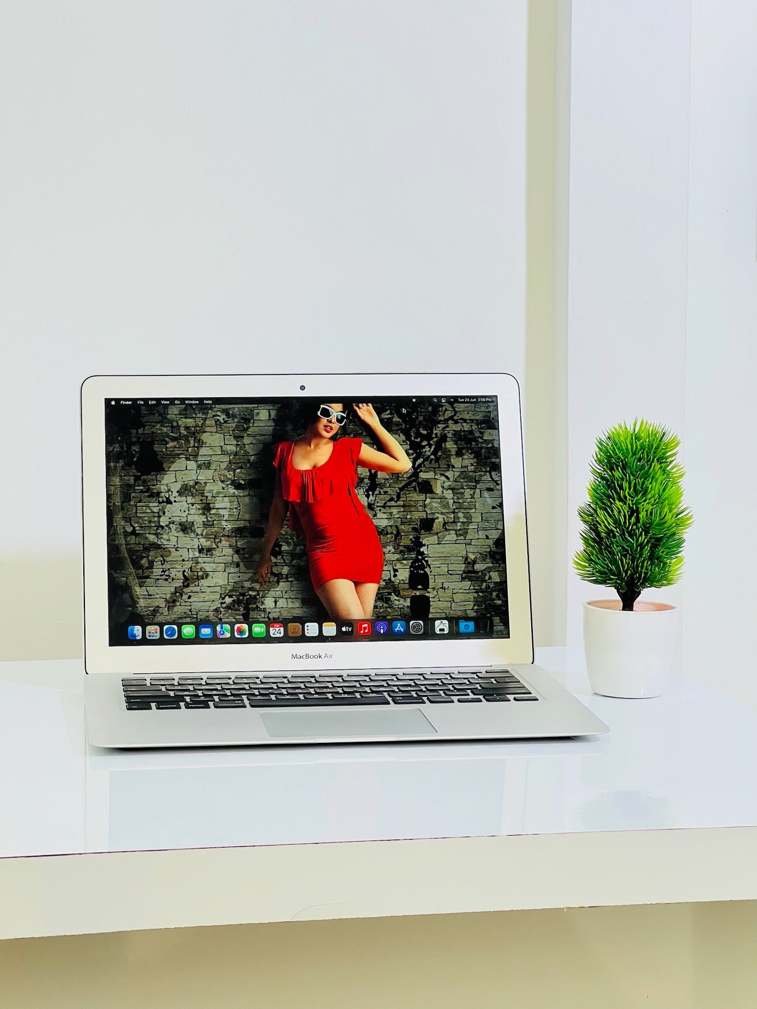 APPLE